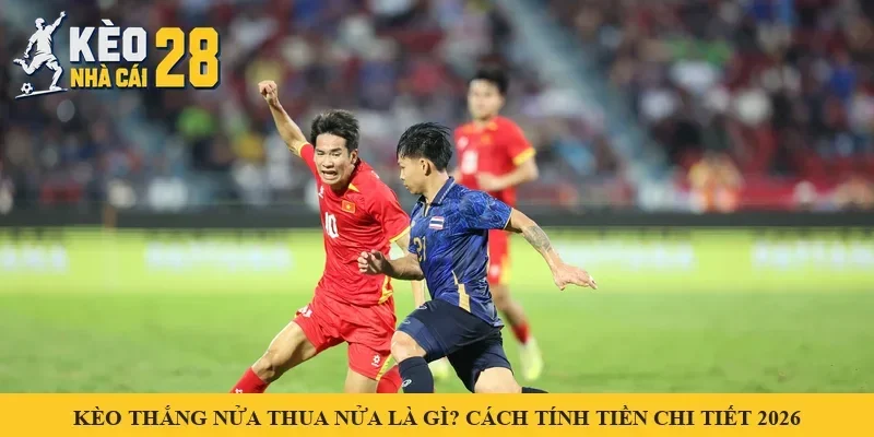 Hai cầu thủ tranh bóng trên sân – minh hoạ kèo thắng nửa thua nửa