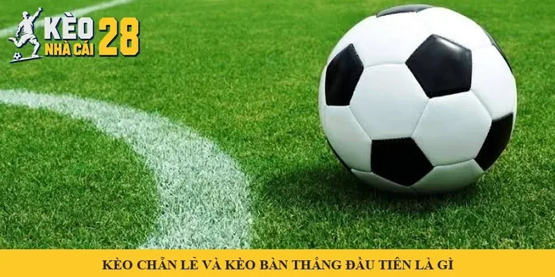 Quả bóng trên sân cỏ cạnh vạch trắng – minh hoạ kèo chẵn lẻ và bàn thắng đầu tiên